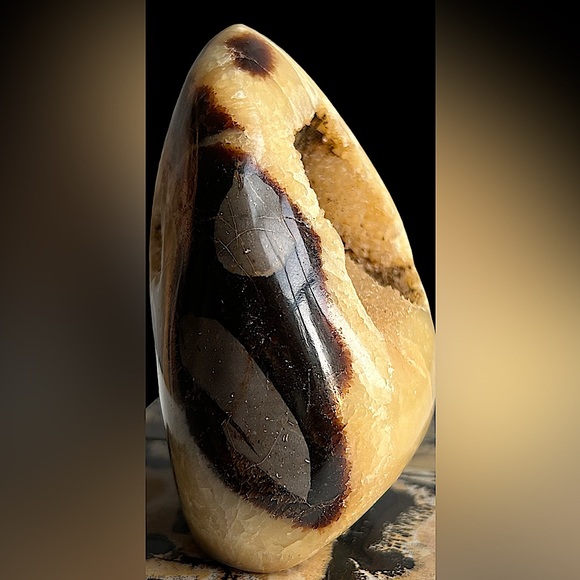 SOLD 🐉 Septarian Egg Nodule // Madagascar 🐉//UV reactive! - Picture 9 of 16